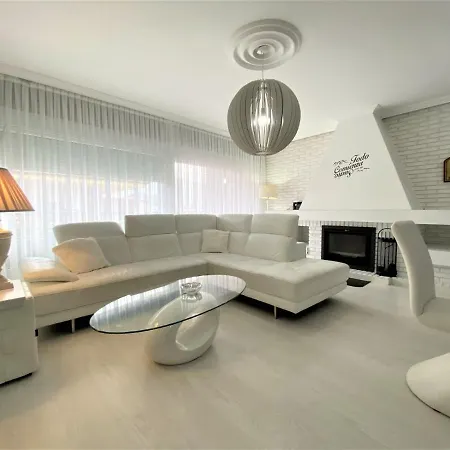 Atico Lujo * 利亚内斯